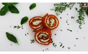 Le roulé salé : tomate chèvre paprika