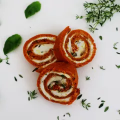 Le roulé salé : tomate chèvre paprika