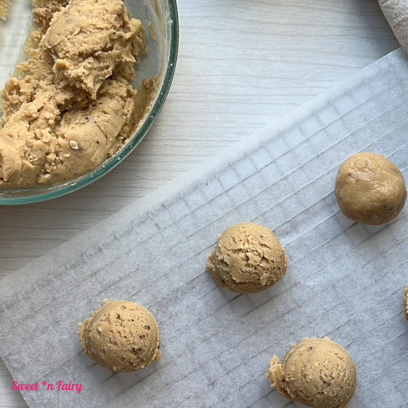 mets ta pâte à cookies en forme de boule