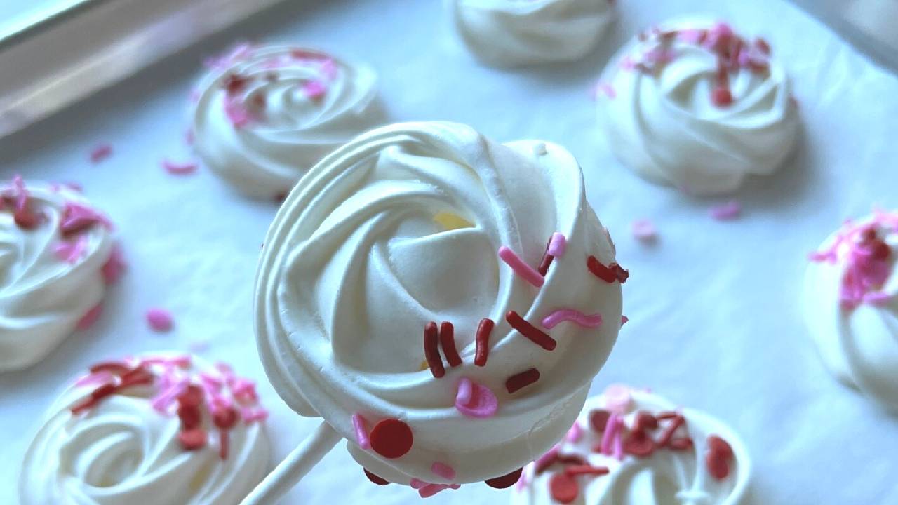 Meringues décorées de paillettes Saint Valentin