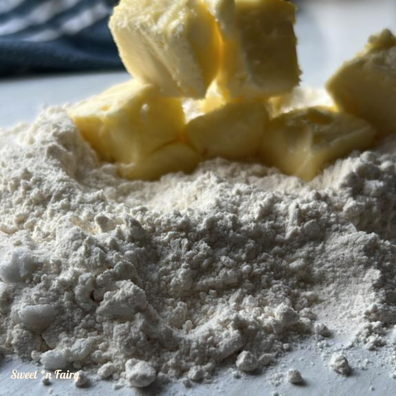 Rajouter le beurre au mélange sucre - farine
