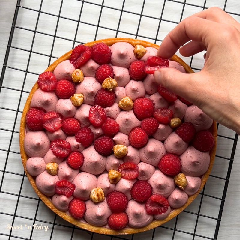 Décoration avec noisettes caramélisées de la tarte framboise