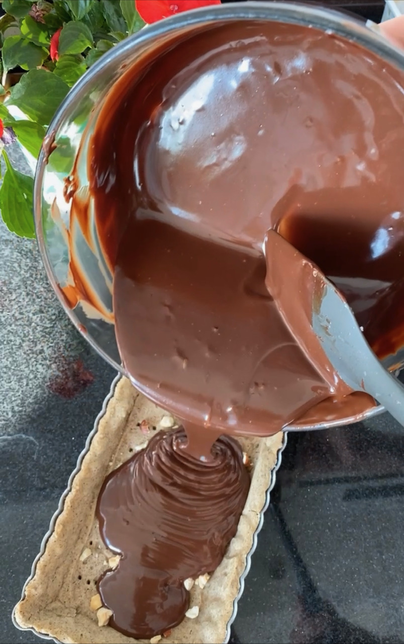 La ganache est mise dans la tarte