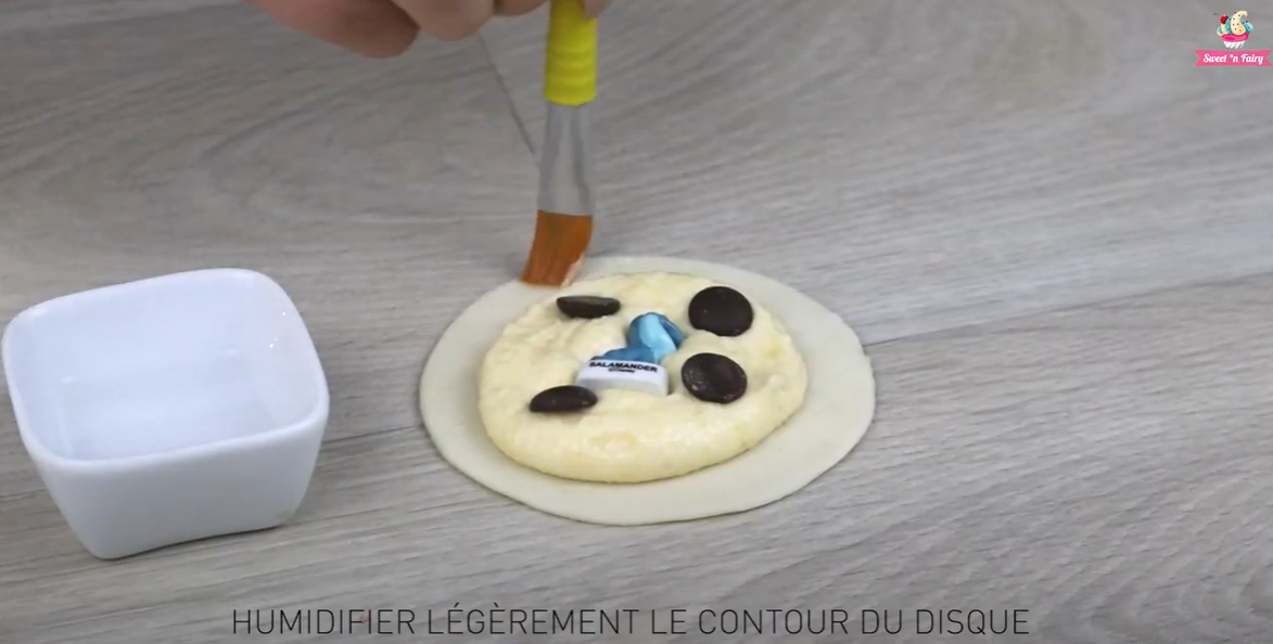 Mettre la fève dans la galette des rois